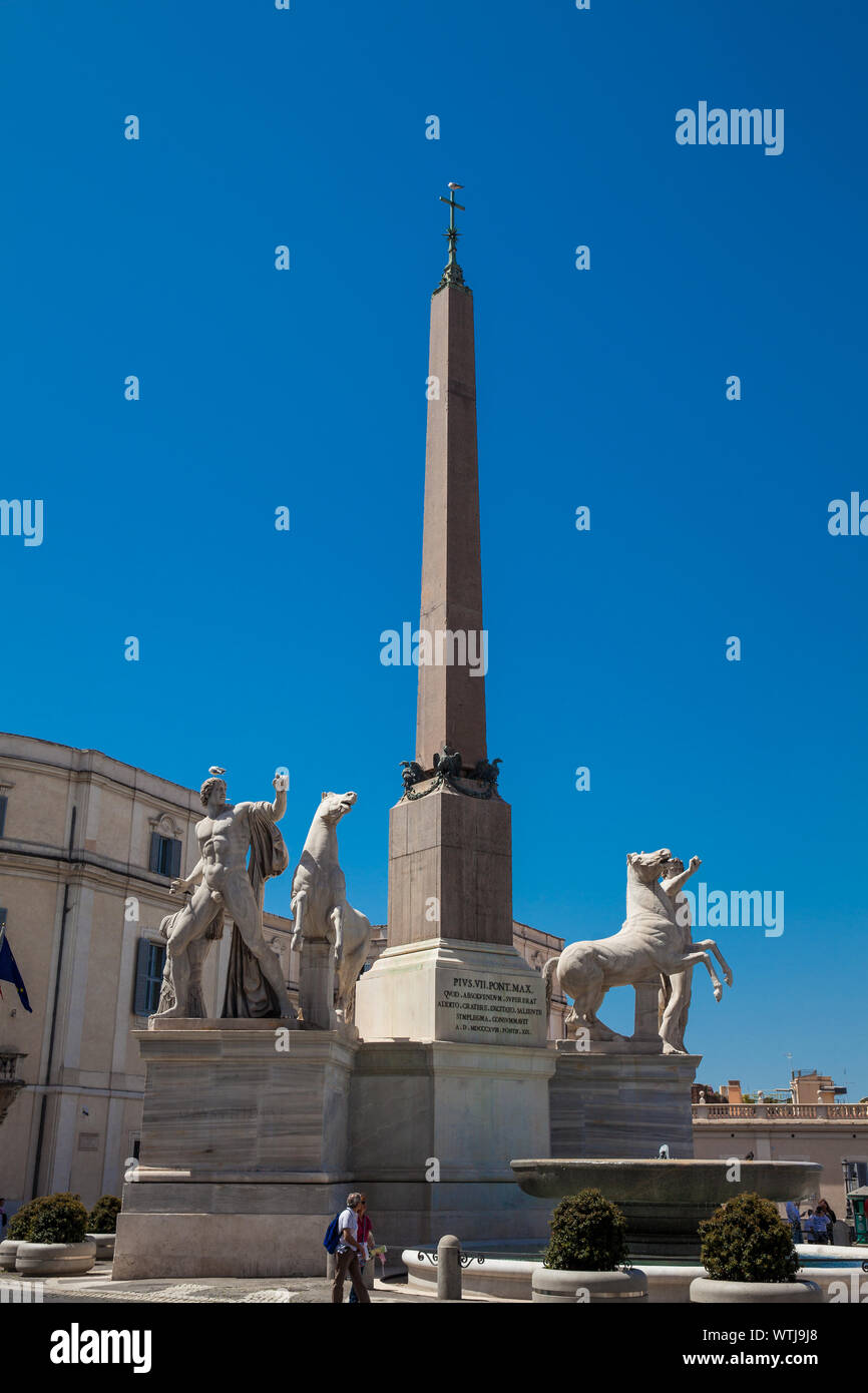 Rom, Italien, April 2018: Touristen am Brunnen der Dioskuren auf dem Quirinale in Rom Stockfoto
