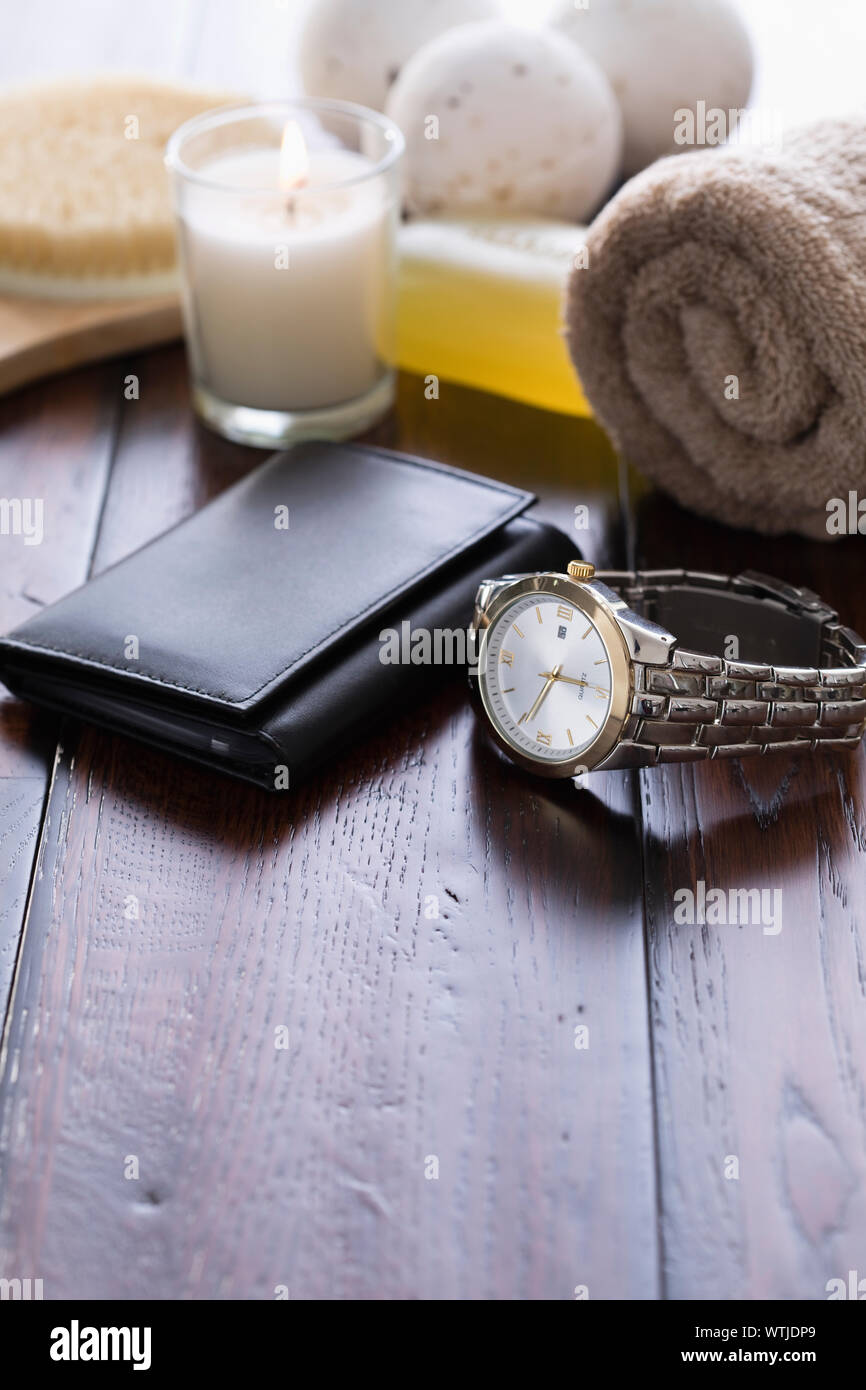 Portemonnaie, Uhr und Spa Zubehör auf Holz Stockfoto