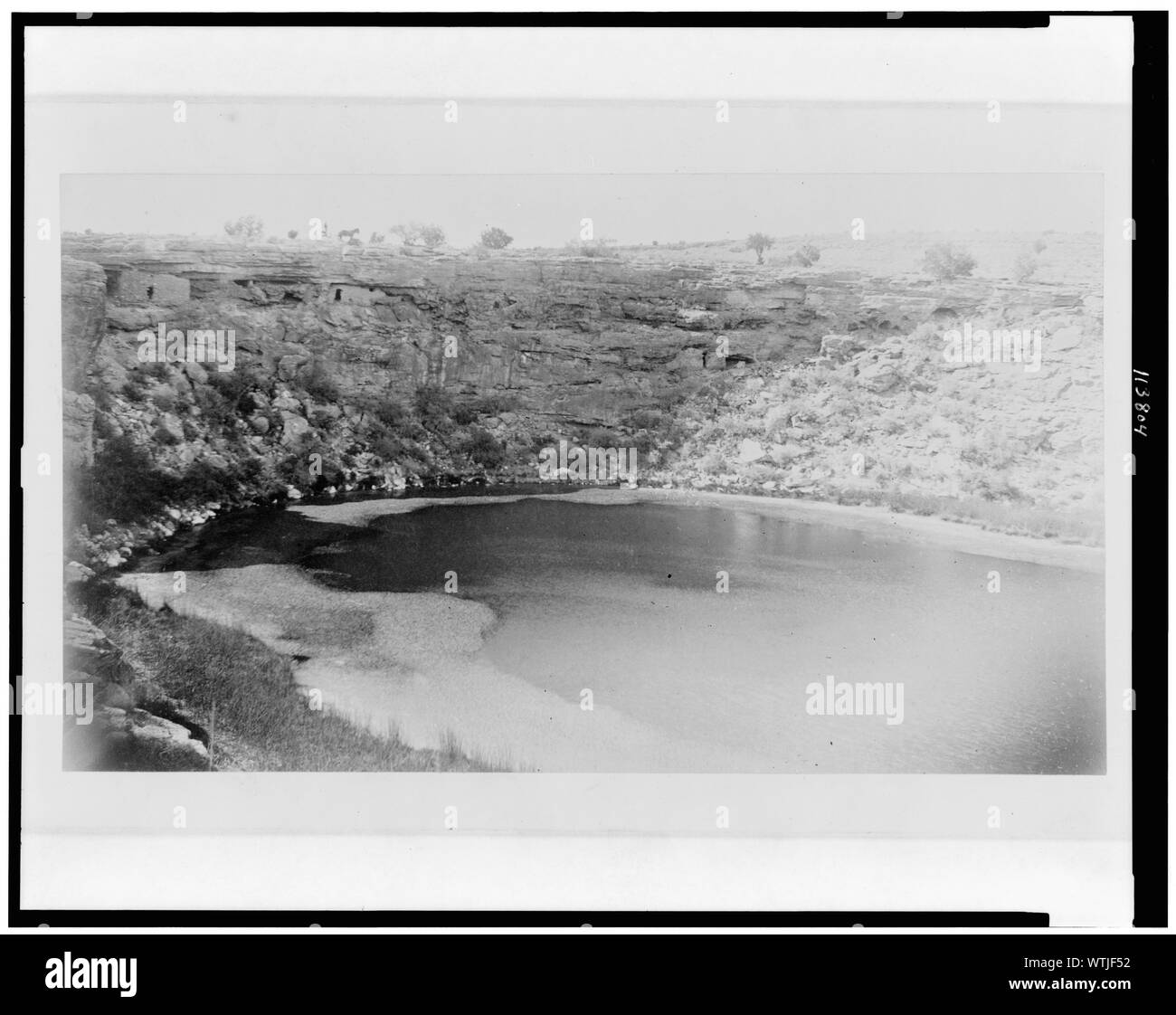 Von Montezuma Well, Beaver Creek, Arizona. Cliff - Wohnungen in der senkrechten Wand. August, 1887 Stockfoto
