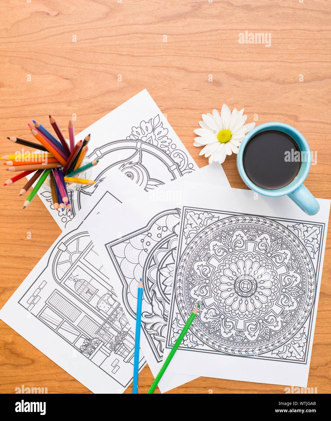 Buntstifte auf malbuch Seite Stockfoto