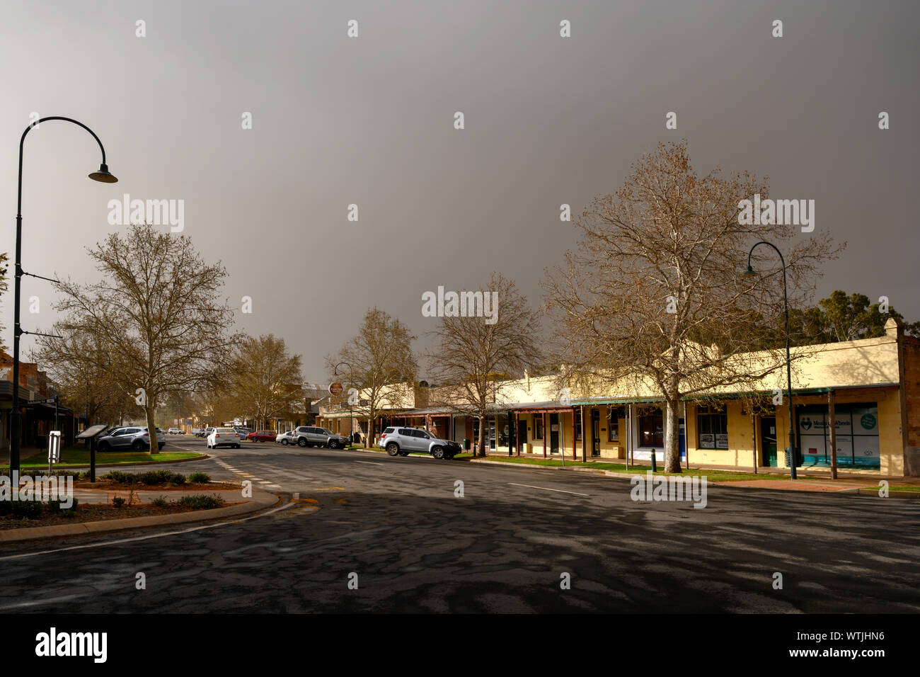 Ende Licht auf Gebäude an der Hauptstraße in einem kleinen ländlichen Stadt in Australien. Nur nach einer kleinen Dusche Regen auf einer ansonsten sehr staubigen Tag. Stockfoto