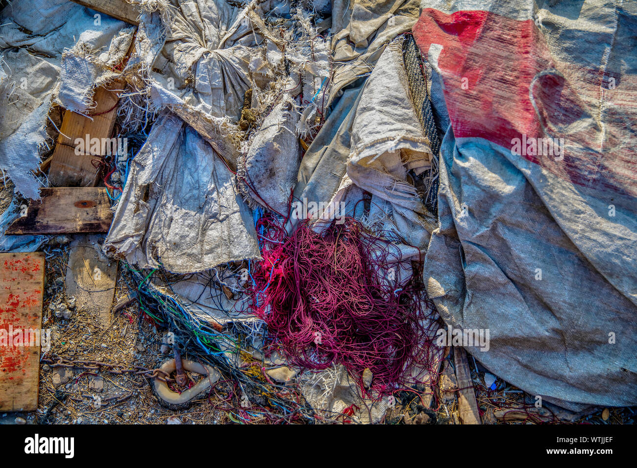 Müll getrennt. Die industrielle Fischerei Netze unter scuttered Müll und sacs übersät. Stock Bild Stockfoto
