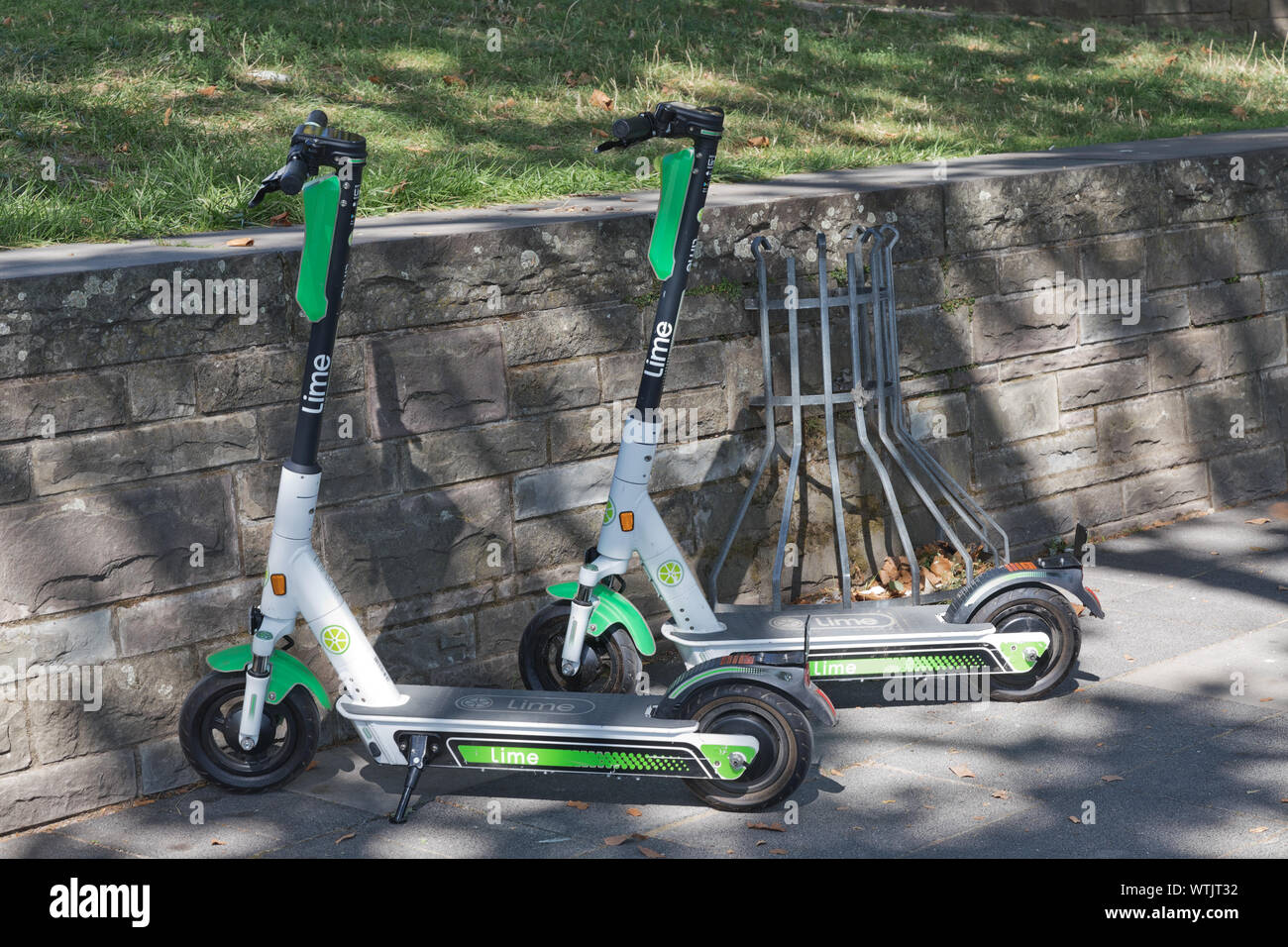 E Roller, die durch den Rhein in Köln geparkt Stockfoto