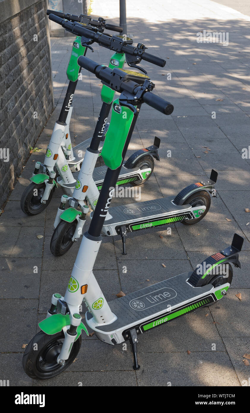 E Roller in Köln Deutschland geparkt Stockfoto