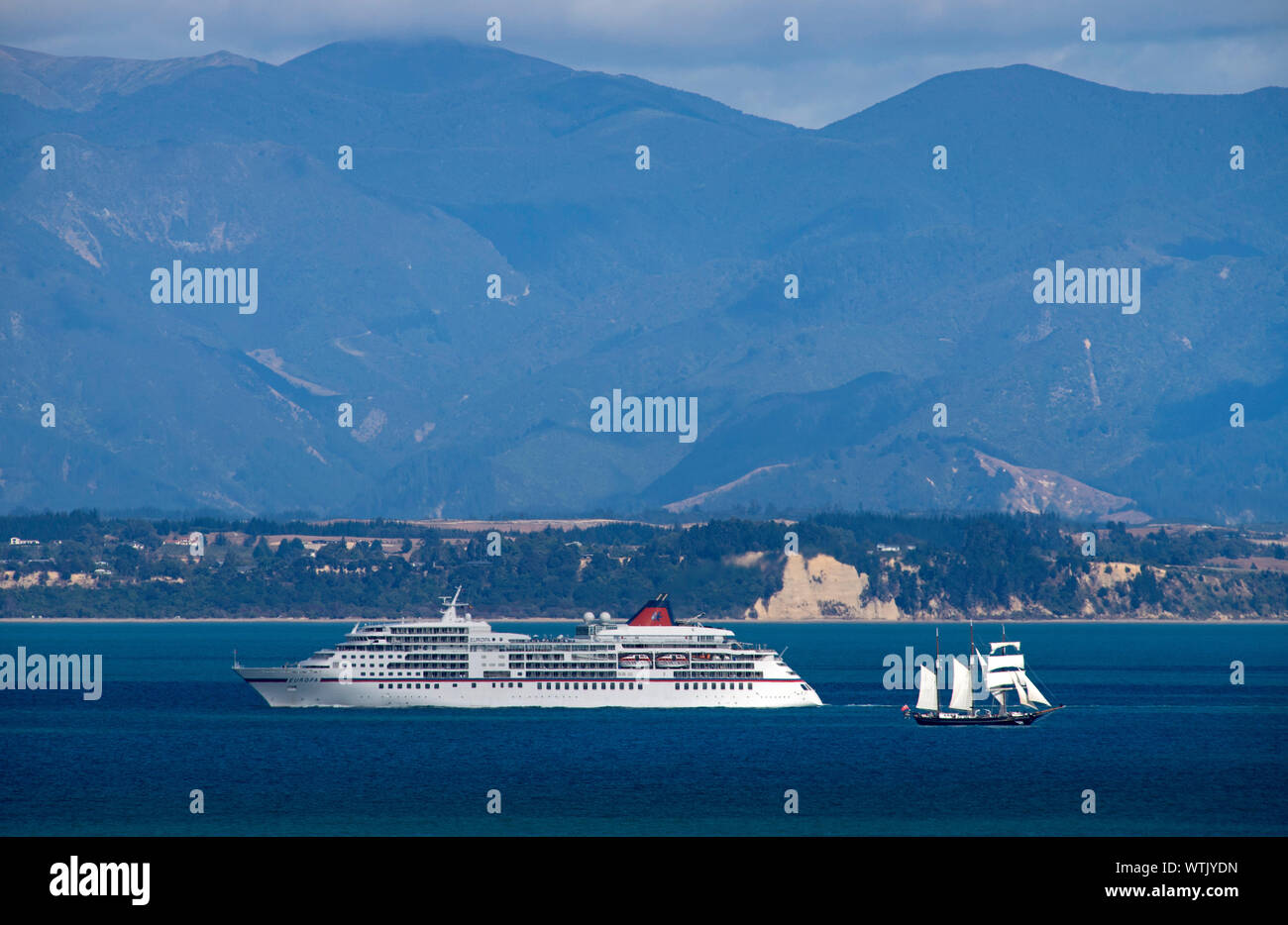 Bild von Tim Manschette - 16. Februar 2019 - Kreuzfahrt Schiff nähert sich Nelson mit dem Segelschiff Spiriti von Neuseeland Segeln, Nelson, New Zea Stockfoto