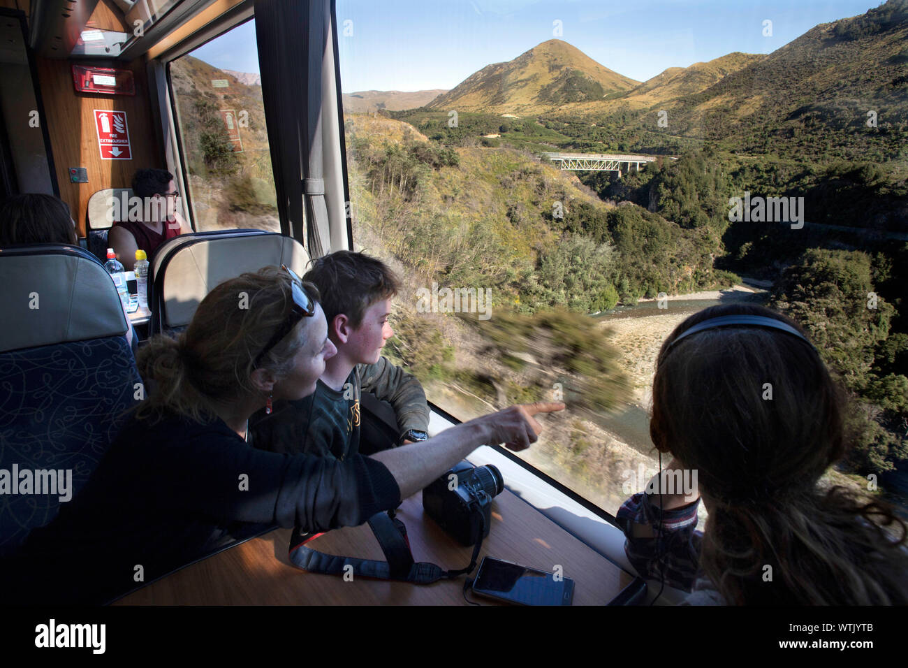 Bild von Tim Manschette - 5. Januar 2019 - Tranz Fahrt von Christchurch nach Greymouth, Neuseeland: Annäherung an eine Brücke über den Waimakari Stockfoto