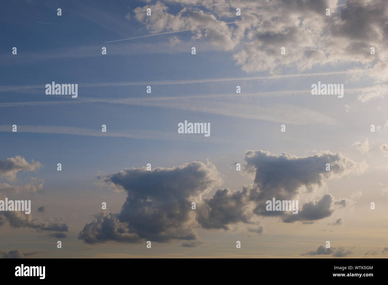 Hintergrund Der schöne abstrakte Form der Wolken, und goldenen Strahl des Sonnenlichts in sonniger Tag. Stockfoto