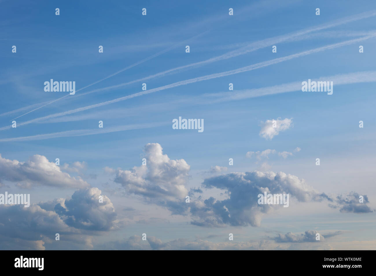 Hintergrund Der schöne abstrakte Form der Wolken, und goldenen Strahl des Sonnenlichts in sonniger Tag. Stockfoto