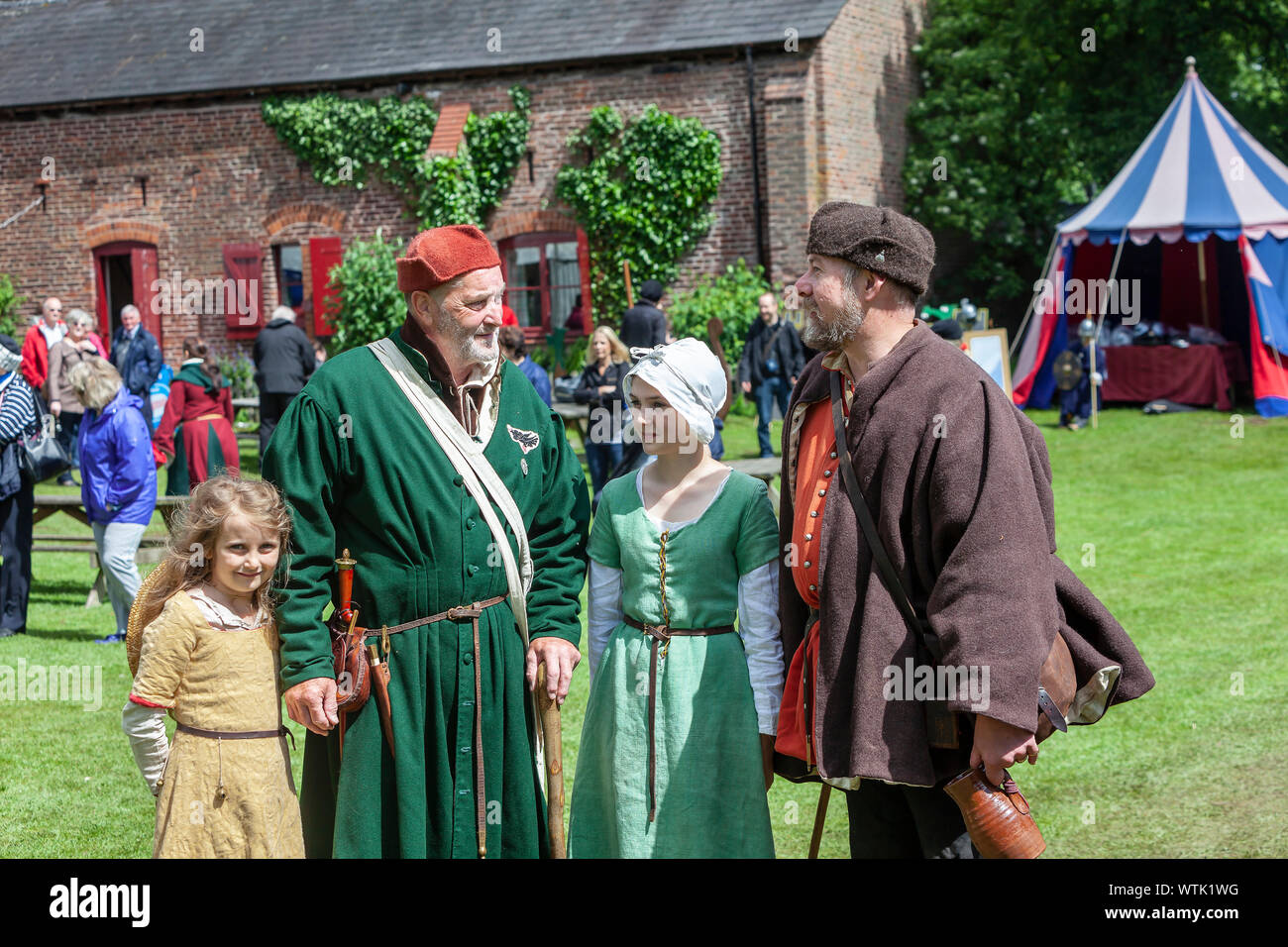 Eine Gruppe von Menschen im mittelalterlichen Kostüm Teilnehmer der mittelalterlichen Fayre in Tatton Park, Knutsford, Cheshire. Stockfoto