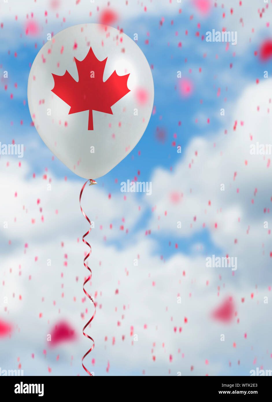 Weisse Ballon mit kanadische Maple Leaf gegen Wolken Stockfoto