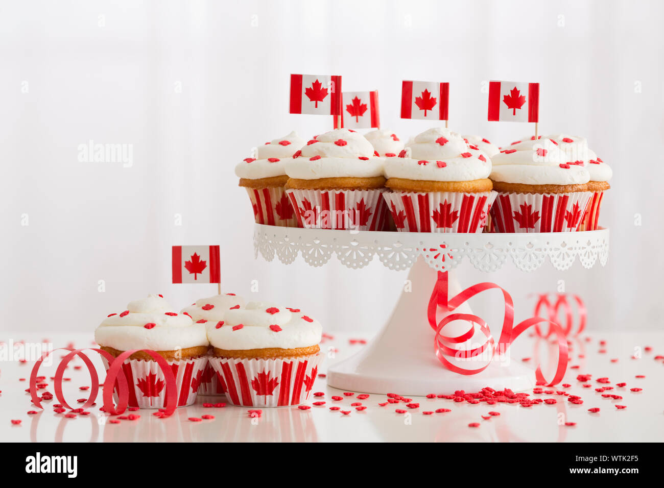 Kleinen kanadischen Flaggen auf roten und weißen Cupcakes Stockfoto