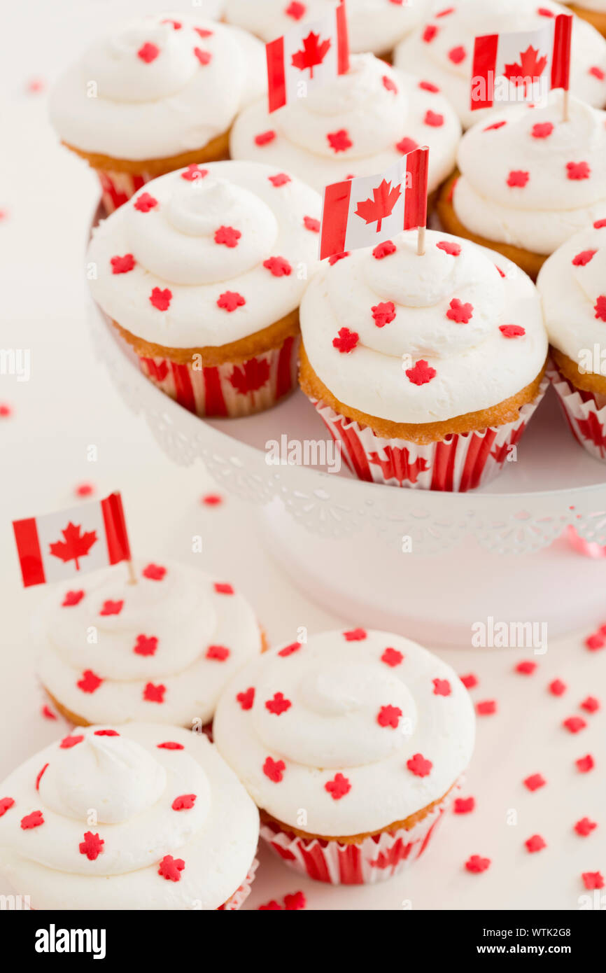 Kleinen kanadischen Flaggen auf roten und weißen Cupcakes Stockfoto