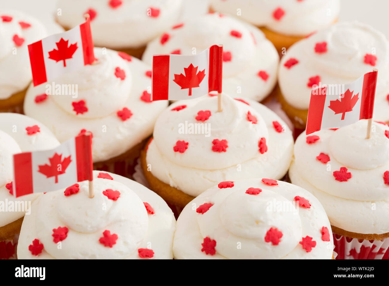 Kleinen kanadischen Flaggen auf roten und weißen Cupcakes Stockfoto
