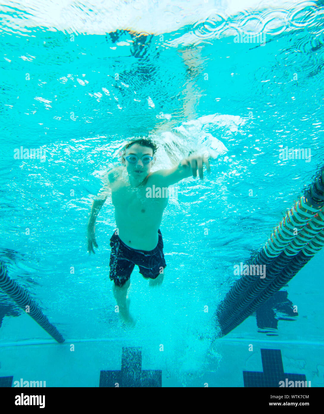 Unterwasser Blick auf Teenager schwimmen Runden im Pool Stockfoto