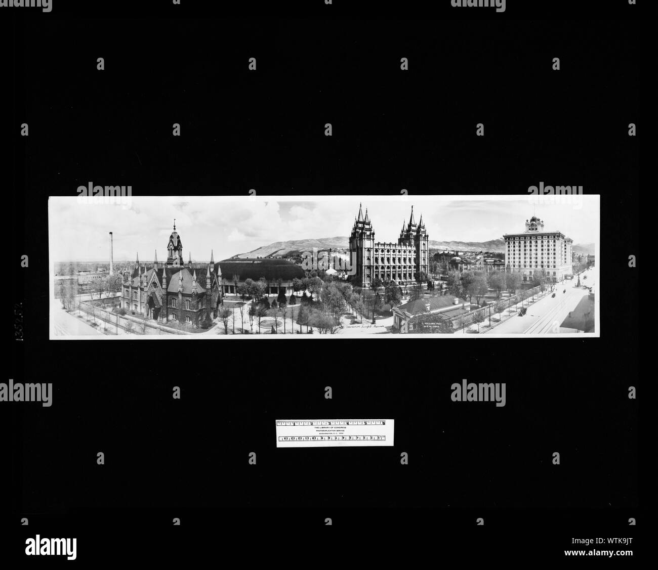 Mormon Temple gründen; Panoramafoto des Temple Square der Kirche Jesu Christi der Heiligen der Letzten Tage. Das Foto ist aus South Temple Street zwischen Haupt- und West Tempel genommen. Von links nach rechts sind die Salt Lake Assembly Hall, den Tabernakel in Salt Lake City (die Dunklen überdachten Kuppelbau hinter der Halle), den Salt-Lake-Tempel, und Hotel Utah ist auf der rechten Seite nach links. Hotel Utah ist nun die Joseph Smith Memorial Building.; Stockfoto Mormon Temple gründen; Panoramafoto des Temple Square der Kirche Jesu Christi der Heiligen der Letzten Tage. Das Foto ist aus South Temple Street zwischen Haupt- und West Tempel genommen. Von links nach rechts sind die Salt Lake Assembly Hall, den Tabernakel in Salt Lake City (die Dunklen überdachten Kuppelbau hinter der Halle), den Salt-Lake-Tempel, und Hotel Utah ist auf der rechten Seite nach links. Hotel Utah ist nun die Joseph Smith Memorial Building.; Stockfoto