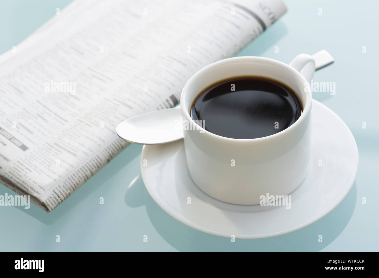 Tasse Kaffee und Zeitung Stockfoto