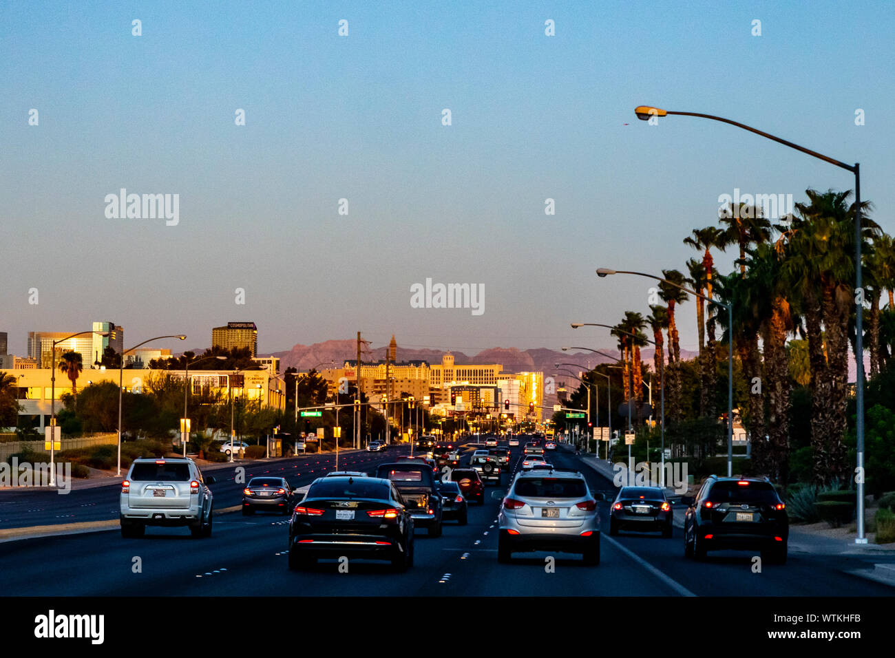 Die Flamingo Road in Richtung des Strip in Las Vegas, Nevada USA in den frühen Morgenstunden Stockfoto