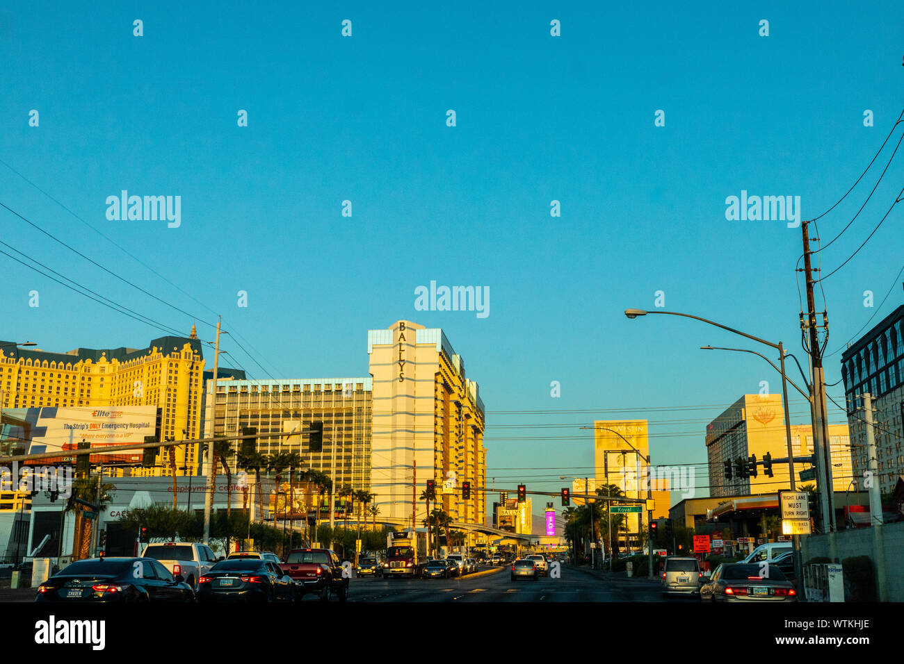 Die Flamingo Road in Richtung des Strip in Las Vegas, Nevada USA in den frühen Morgenstunden Stockfoto