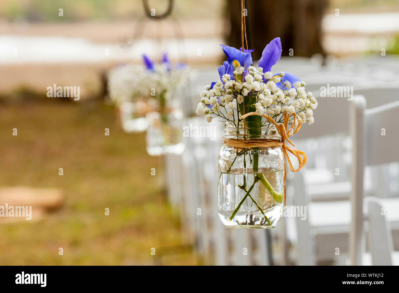 Blüten hängen in Mason jar bei der Hochzeit Stockfoto