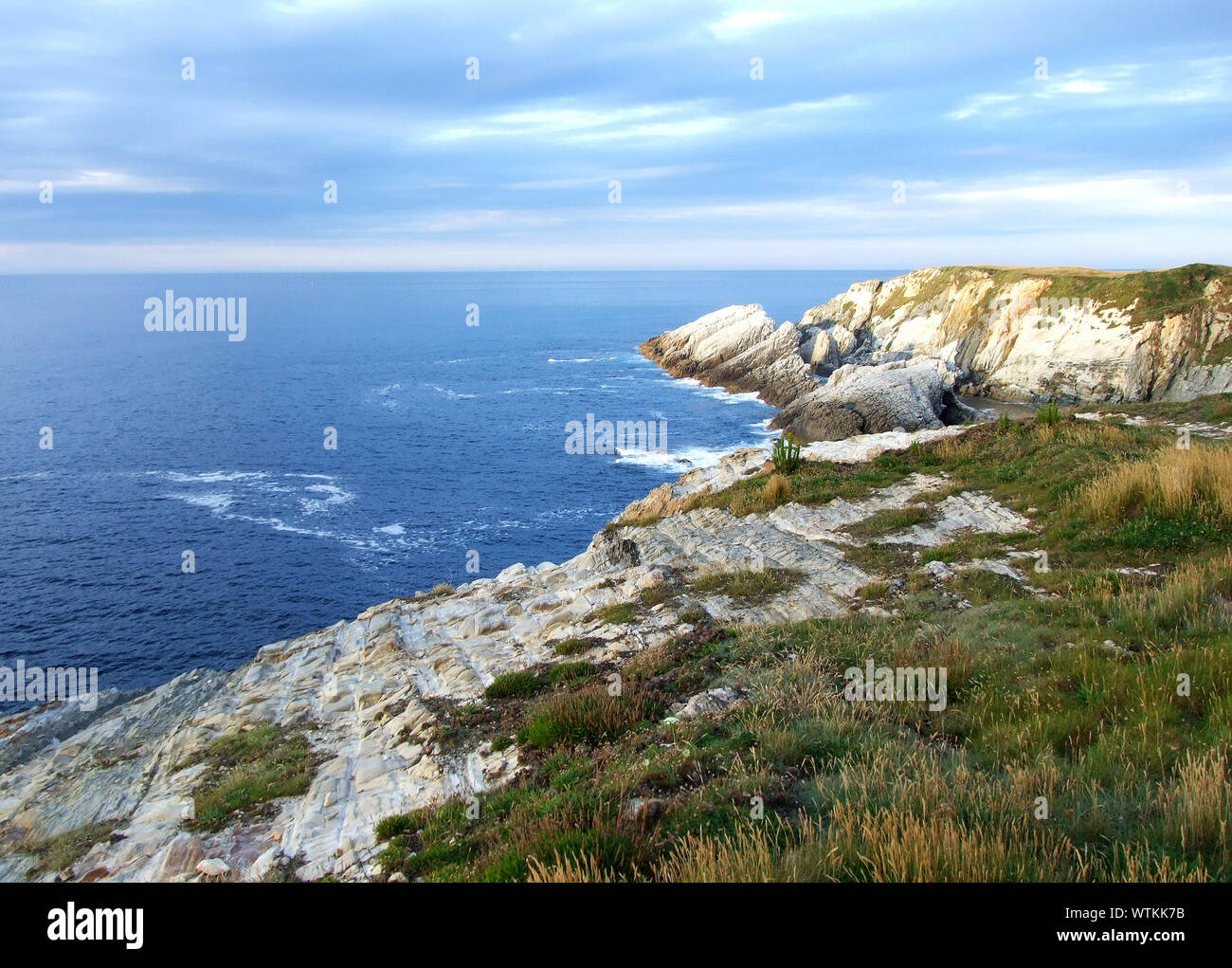 Malerischer Blick auf felsigen Küste gegen Kantabrischen Meer Stockfoto
