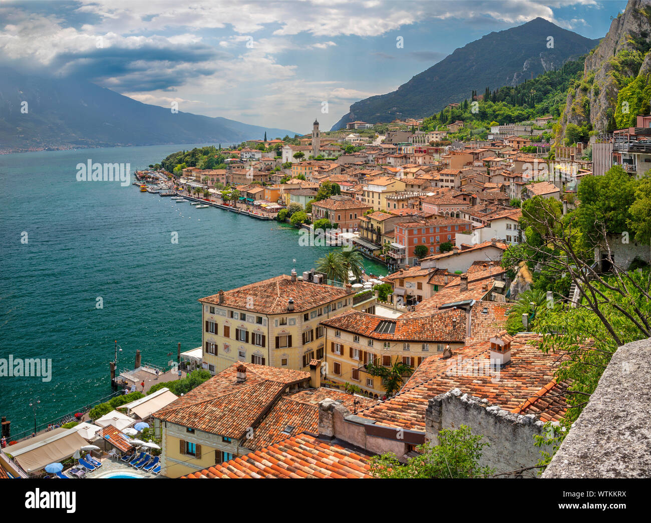 Limone sul Garda - Die kleine Stadt unter den Alpen Felsen auf dem Lago di Garda See. Stockfoto