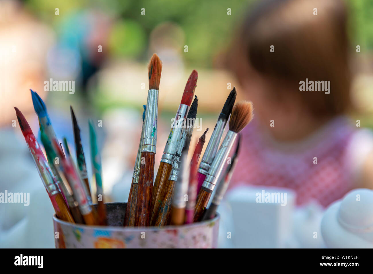 Kinder in den Park malen Mit Pinsel und Wasserfarben. Close-up Pinsel auf verschwommenen Hintergrund. Bild Stockfoto