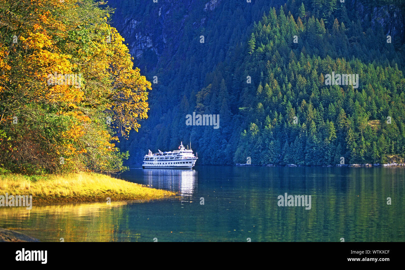 Ein kleines Kreuzfahrtschiff von Kanada erforscht die Princess Louisa Inlet im Inside Passage entlang der Westküste von British Columbia, Kanada Stockfoto