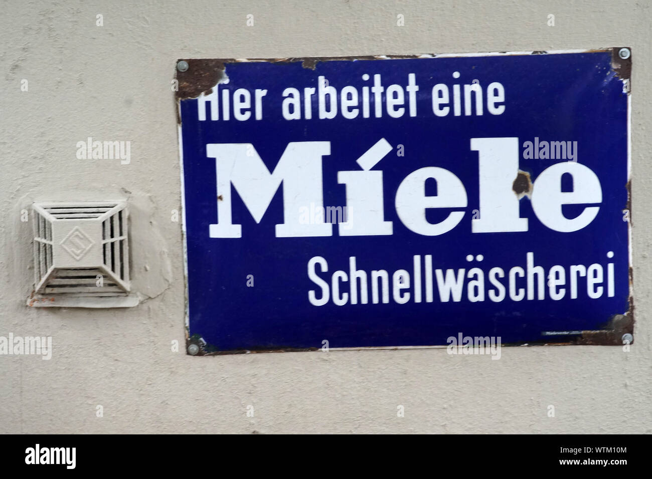 Bad Vilbel, Deutschland - September 08, 2019: Das verrostete vintage Zeichen für eine Waschküche mit Miele Logo auf September 08, 2019 in Bad Vilbel. Stockfoto