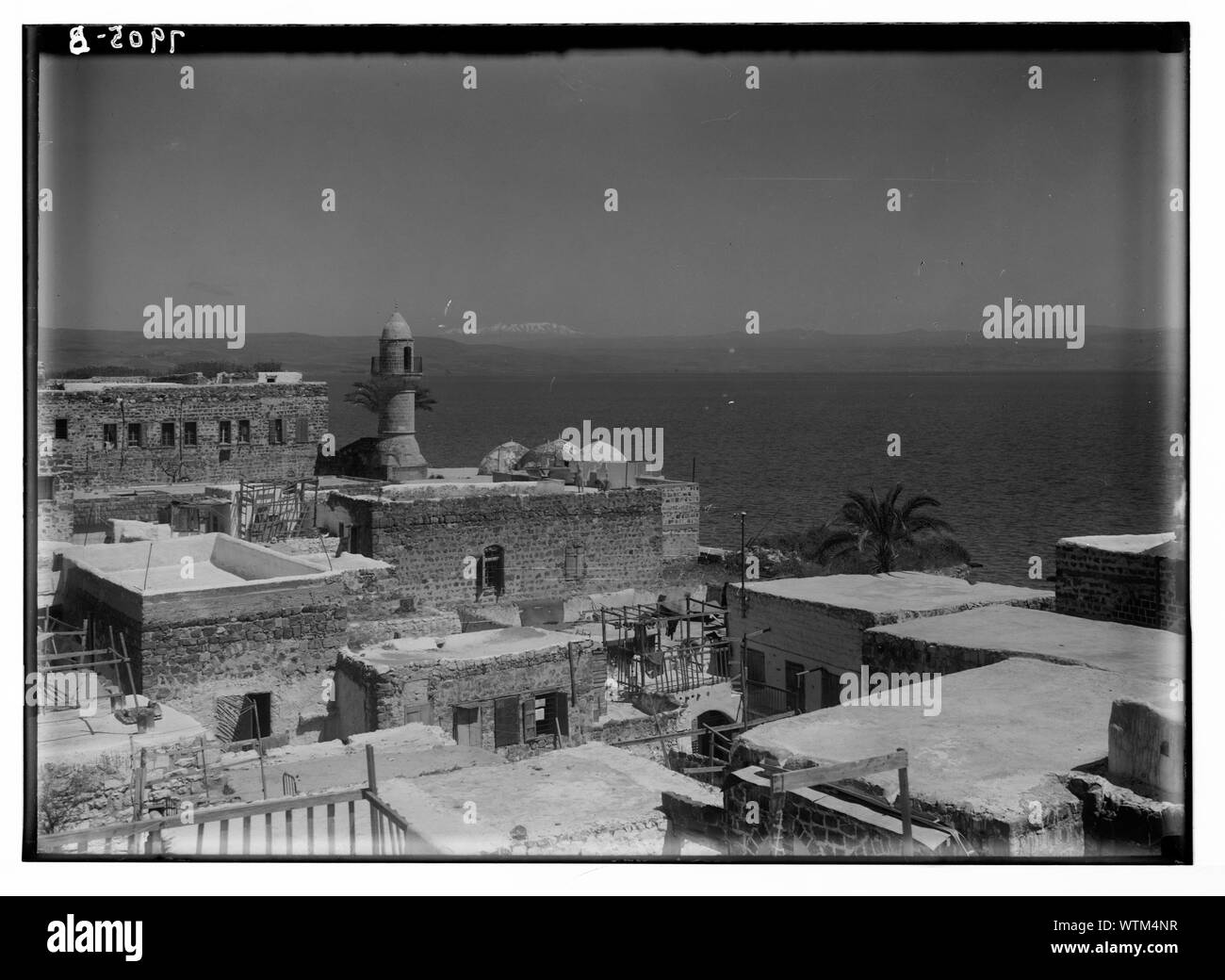 Berg Hermon von Tiberias entfernt. Moslemische [d. h., der Muslimischen] Moschee im Vordergrund Stockfoto