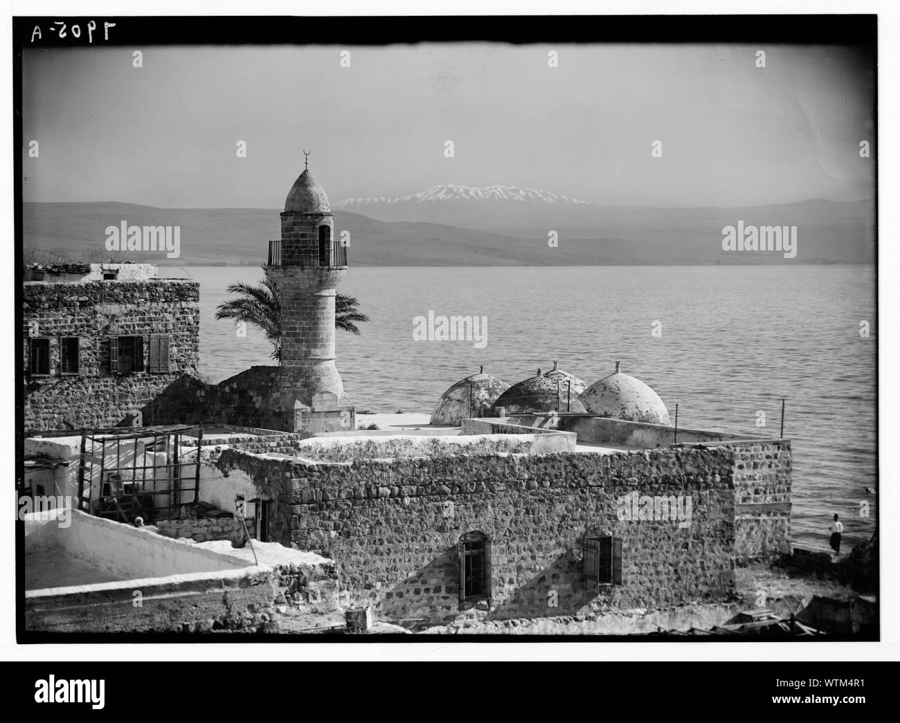 Berg Hermon von Tiberias entfernt. Moslemische [d. h., der Muslimischen] Moschee im Vordergrund Stockfoto