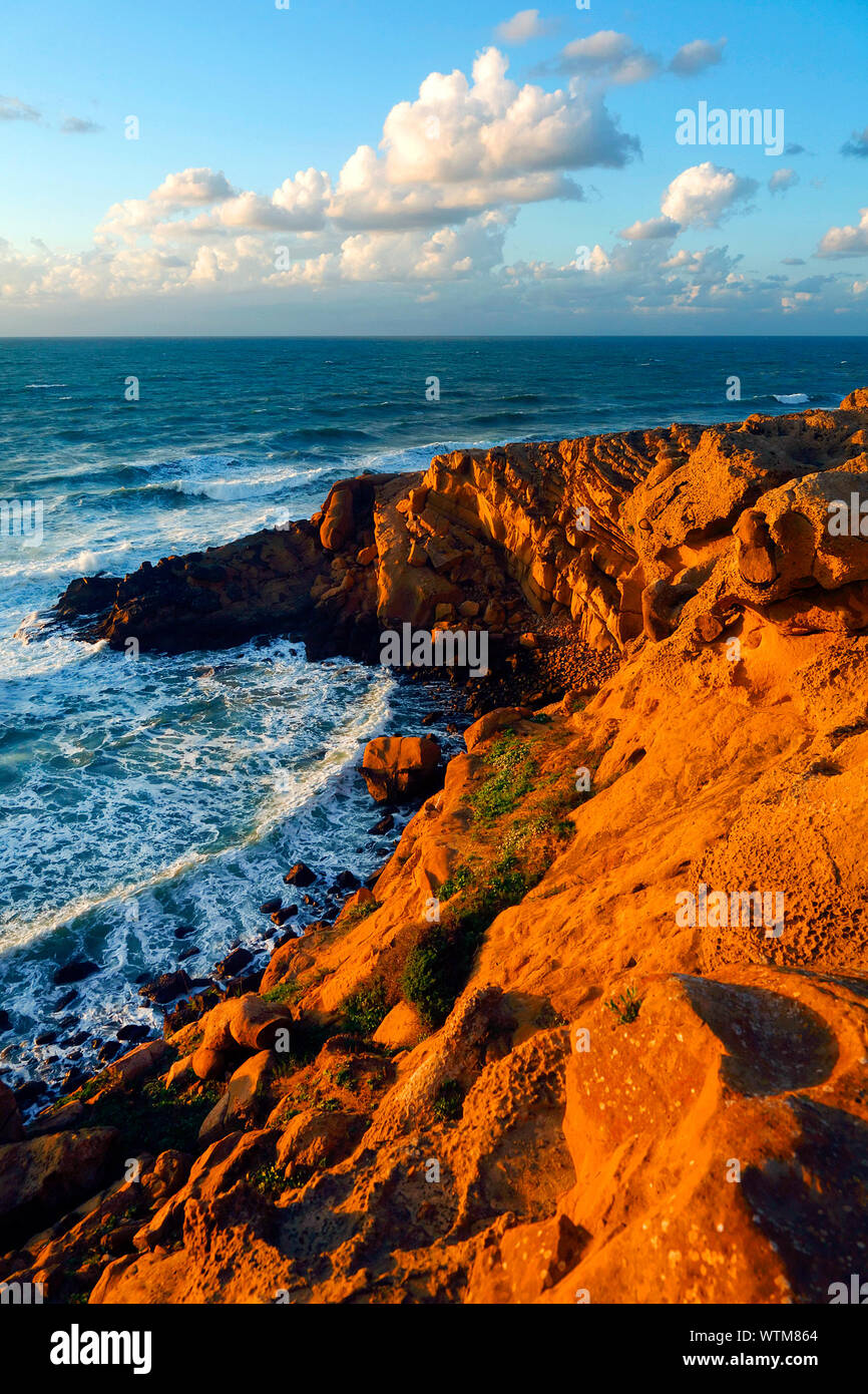 Hohe Betrachtungswinkel von Meereswellen Rauschen in Richtung Rock Formation an einem sonnigen Tag Stockfoto