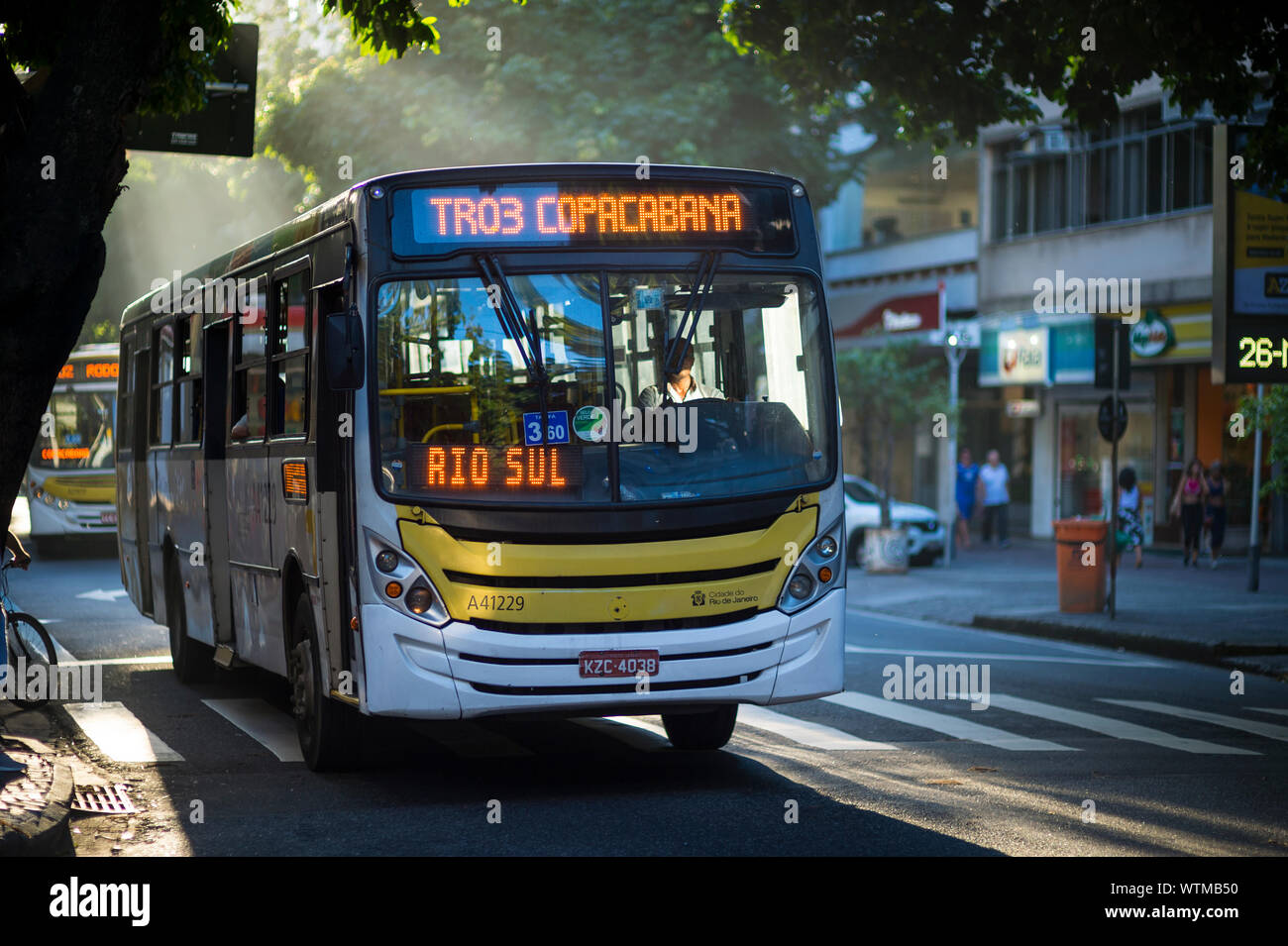 RIO DE JANEIRO - MÄRZ 2018: Öffentliche Busse Geschwindigkeit durch die Straßen der gehobene Nachbarschaft von Ipanema, deren Bewohner für Lebensqualität kämpfen. Stockfoto