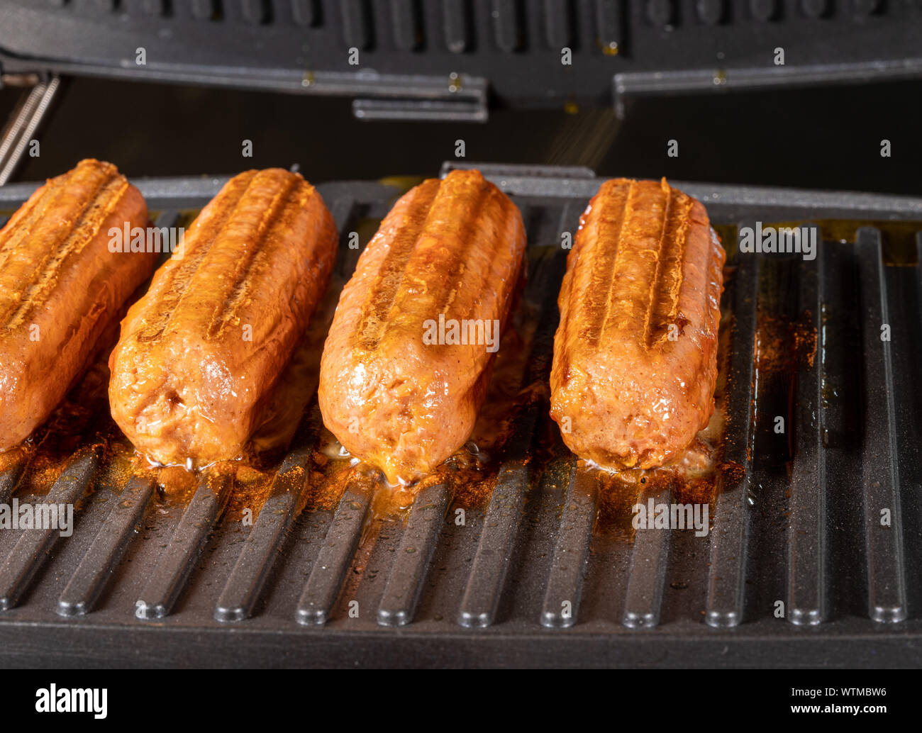 Auf pflanzlicher Basis vegetarische Würstchen vom Grill auf Grillpfanne, Stockfoto