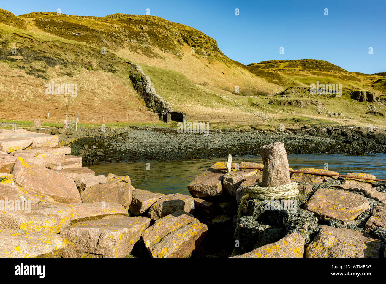 Vulkanische Deich aus dem alten Bootsanleger, Calgary Bay, Isle of Mull, Schottland, Großbritannien Stockfoto