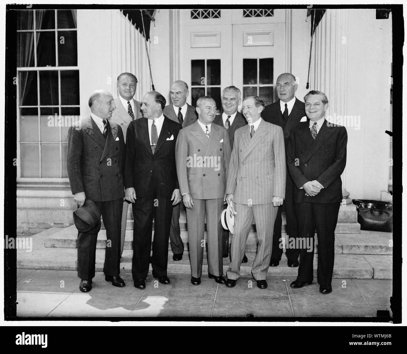 Film Industrie verpflichtet sich, die Zusammenarbeit mit der Regierung. Washington, D.C., am 25. Juni. Auf einer Konferenz mit Präsident Roosevelt heute, eine Gruppe von Motion Picture Company Executives, geführt von Will Hays, betonte den Willen der Industrie mit der Regierung zu kooperieren. In der vorderen Reihe, von links nach rechts: Darney Balaban, Paramount, Harry Chon, Columbia Pictures; Nicholas M. Schenck, Lowe's; wird Hays und Leo Spitz, RKO. Künstler; Sidney Kent, Twentieth Century Fox, N.J. Blumberg, universell; und Albert Warner, Warner Bros., 6/25/38 Stockfoto