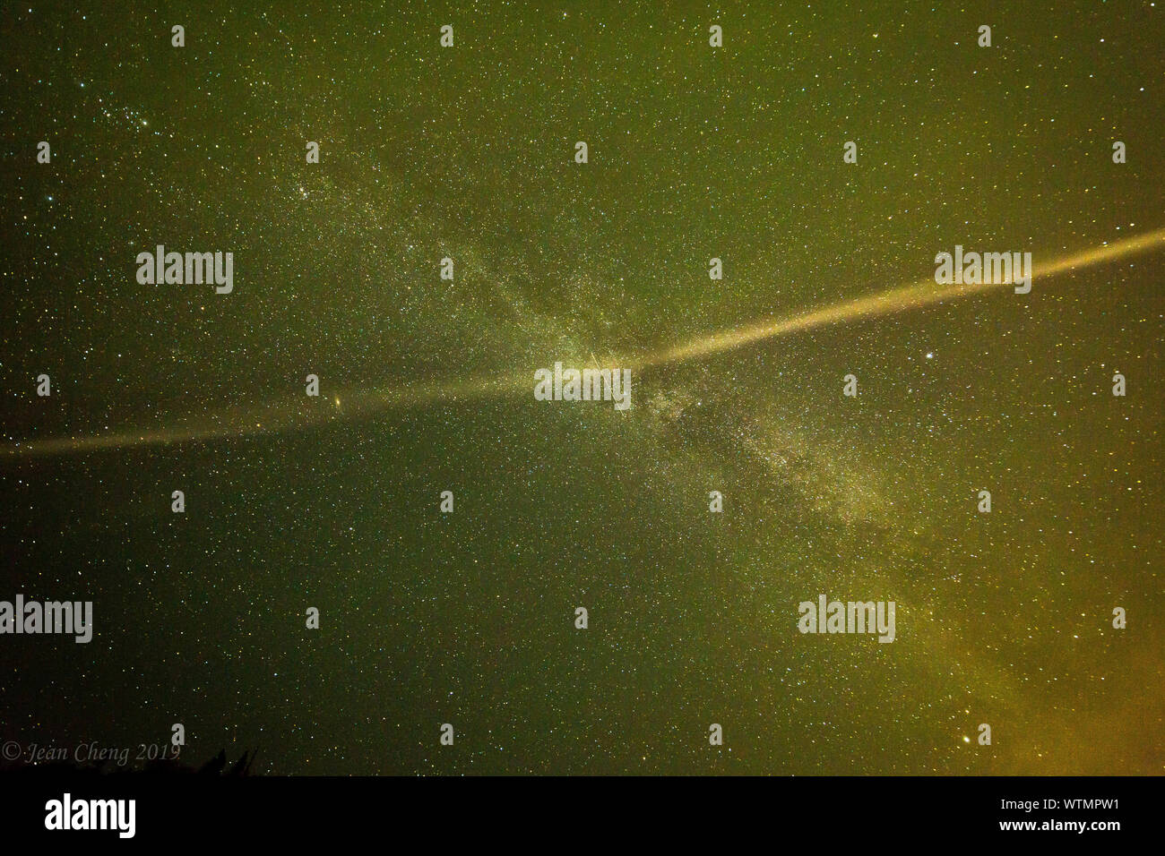 STEVE (starke thermische Emissionen Velocity Enhancement) scheint in den Himmel Überqueren der Milchstraße. Stockfoto