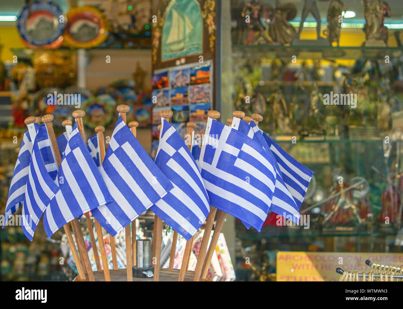 Griechische Flaggen hängen auf der einen Shop mit Souvenirs, dass ist in der Nähe von Akropolis in Athen, Griechenland, am 23. Dezember 2018. Stockfoto