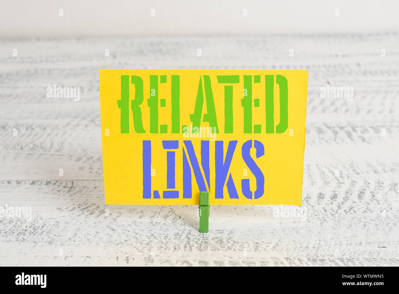 Text Zeichen angezeigt. Business foto Präsentation Website innerhalb einer Webseite Cross Reference Hotlinks Hyperlinks Grün clothespin weißem Holz ba Stockfoto