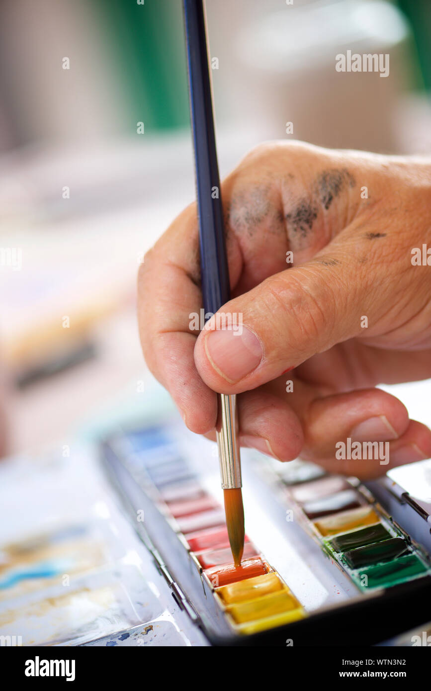 Nahaufnahme der Hand eines Malers. Stockfoto