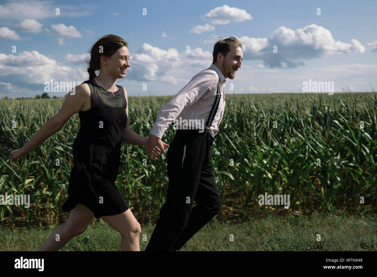 Paar in der Liebe läuft in der Landschaft Stockfoto