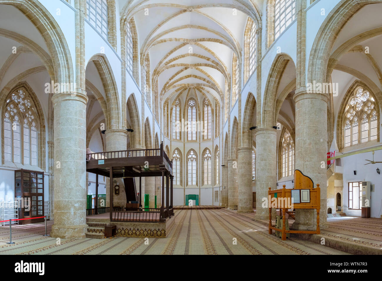 Innenraum der Lala Mustafa Pascha Moschee, ursprünglich bekannt als die Kathedrale des heiligen Nikolaus, Famagusta (Gazimagusa), Zypern (Nordzypern). Stockfoto