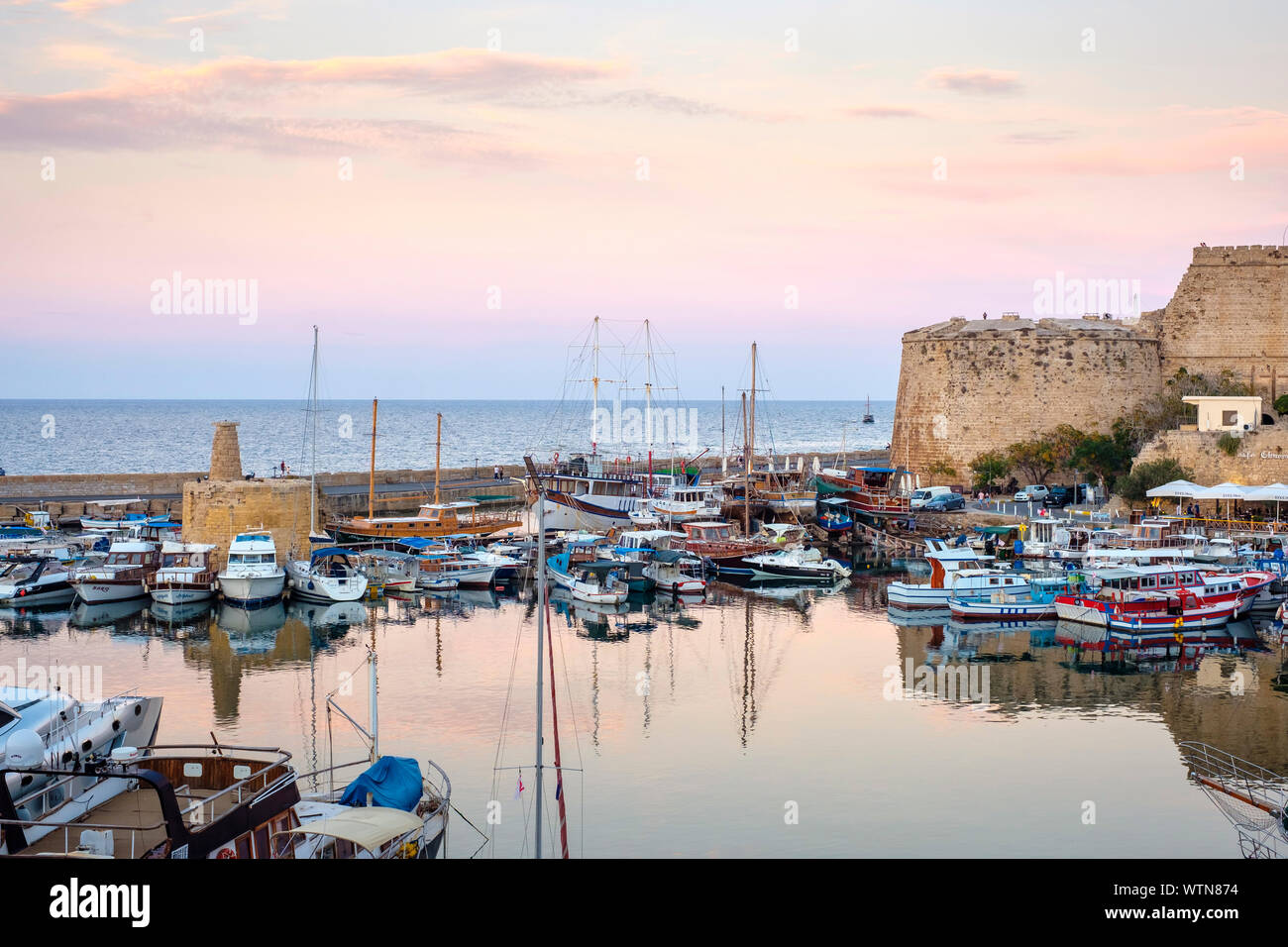Boote in Paphos Hafen bei Sonnenuntergang, Kyrenia (Girne), Kyrenia (Girne) Bezirk, Zypern (Nordzypern). Stockfoto