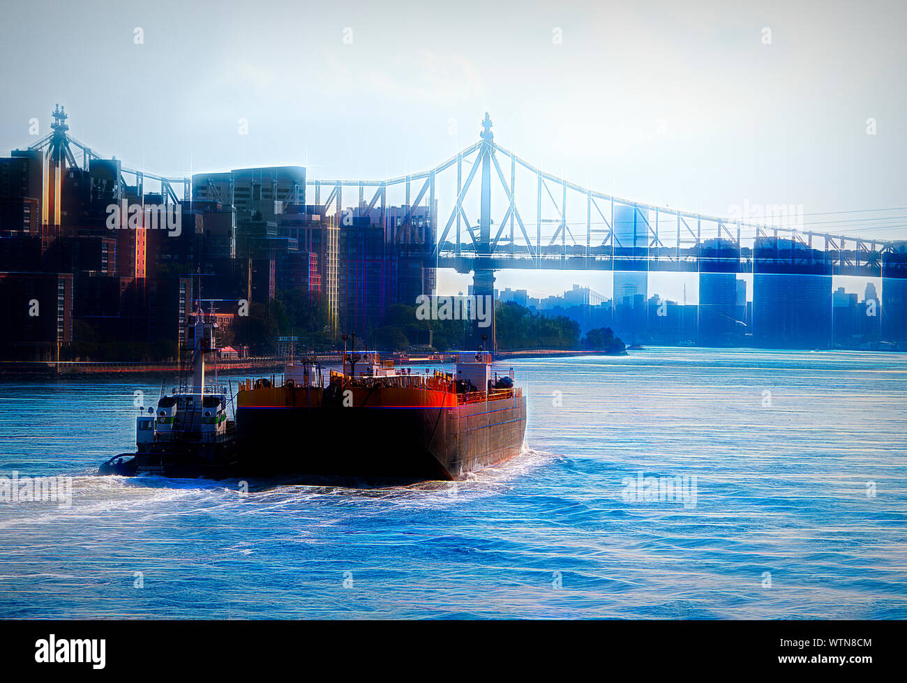 Foto von New Yorker East River mit einem Binnenschiff und die 59th Street Bridge im Hintergrund. Stockfoto