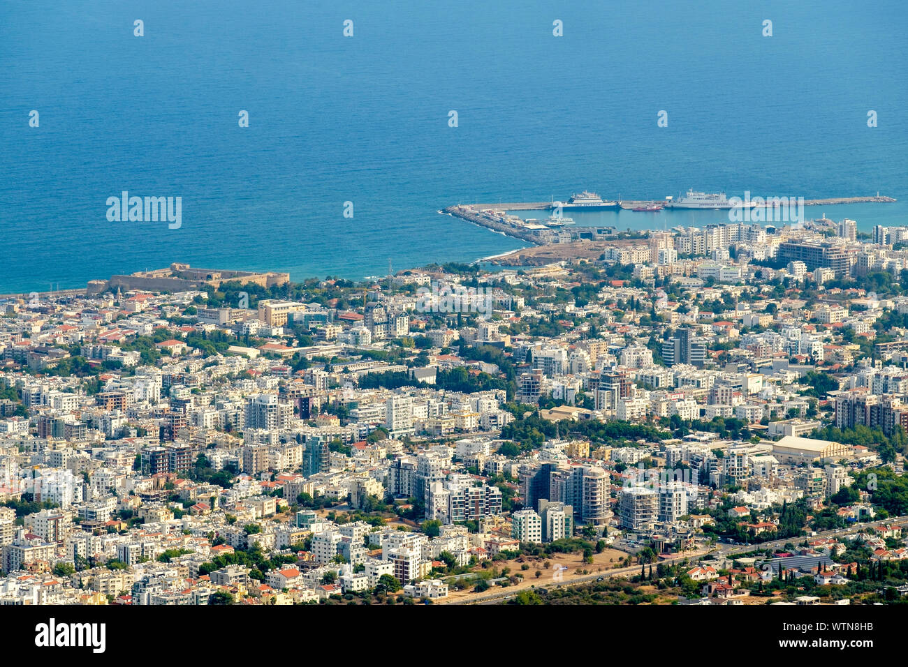 Blick über Kyrenia (Girne) von Saint Hilarion Burg von Kyrenia (Girne), Zypern (Nordzypern). Stockfoto
