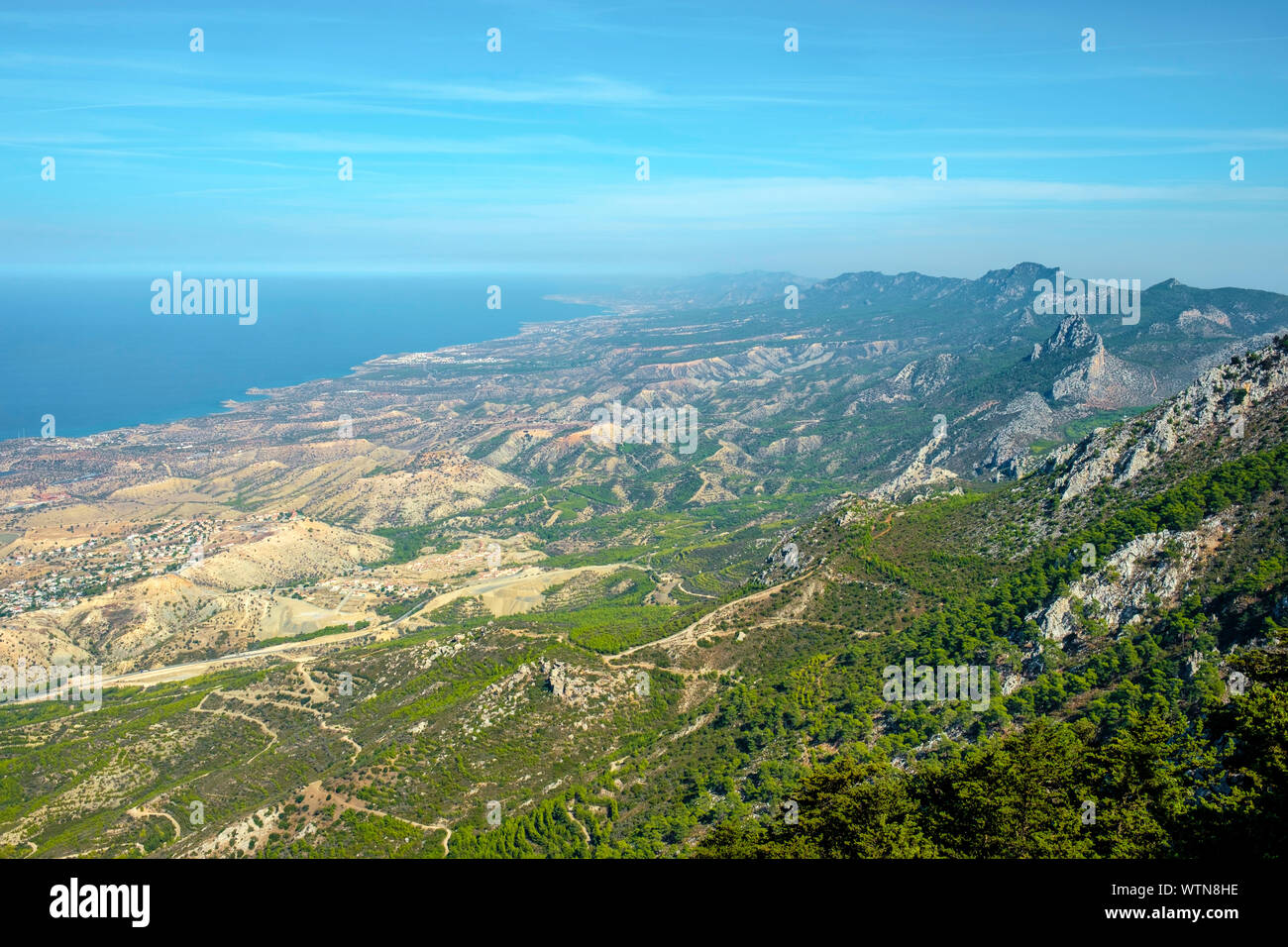 Blick von buffavento Castle (buffavento Kalesi), eine Burgruine in der byzantinischen Burg Kyrenia Bergkette, Aprapköy, Kyrenia (Girne) Bezirk, Zypern ( Stockfoto