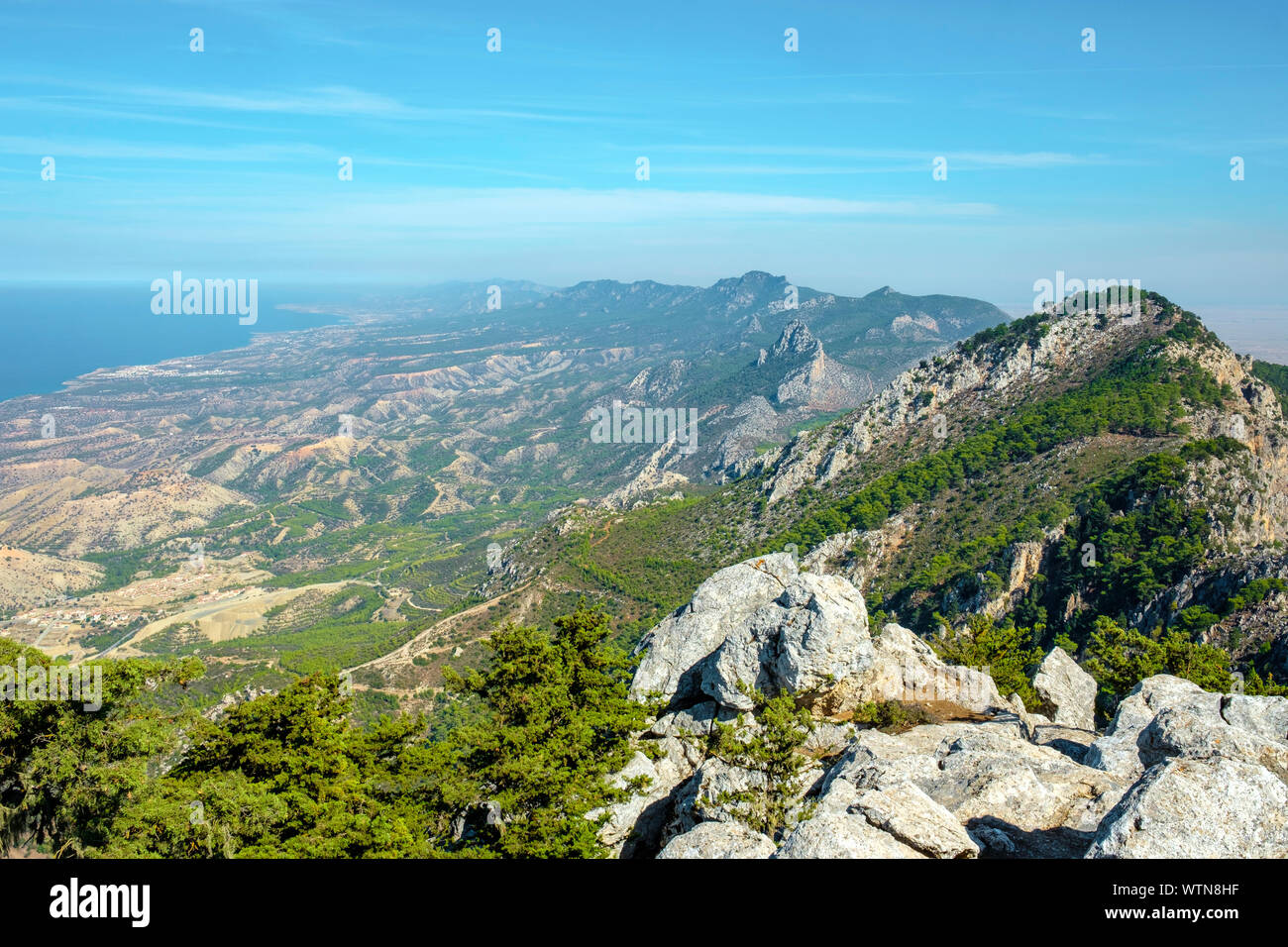 Blick von buffavento Castle (buffavento Kalesi), eine Burgruine in der byzantinischen Burg Kyrenia Bergkette, Aprapköy, Kyrenia (Girne) Bezirk, Zypern ( Stockfoto
