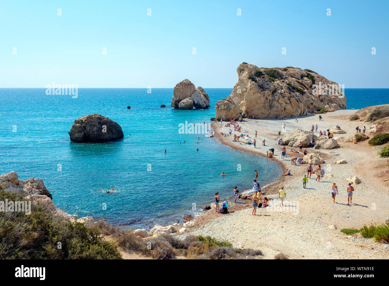 Die Leute am Strand von Petra tou Romiou, den Felsen der Aphrodite bekannt. Kouklia, Paphos, Zypern Stockfoto Die Leute am Strand von Petra tou Romiou, den Felsen der Aphrodite bekannt. Kouklia, Paphos, Zypern Stockfoto