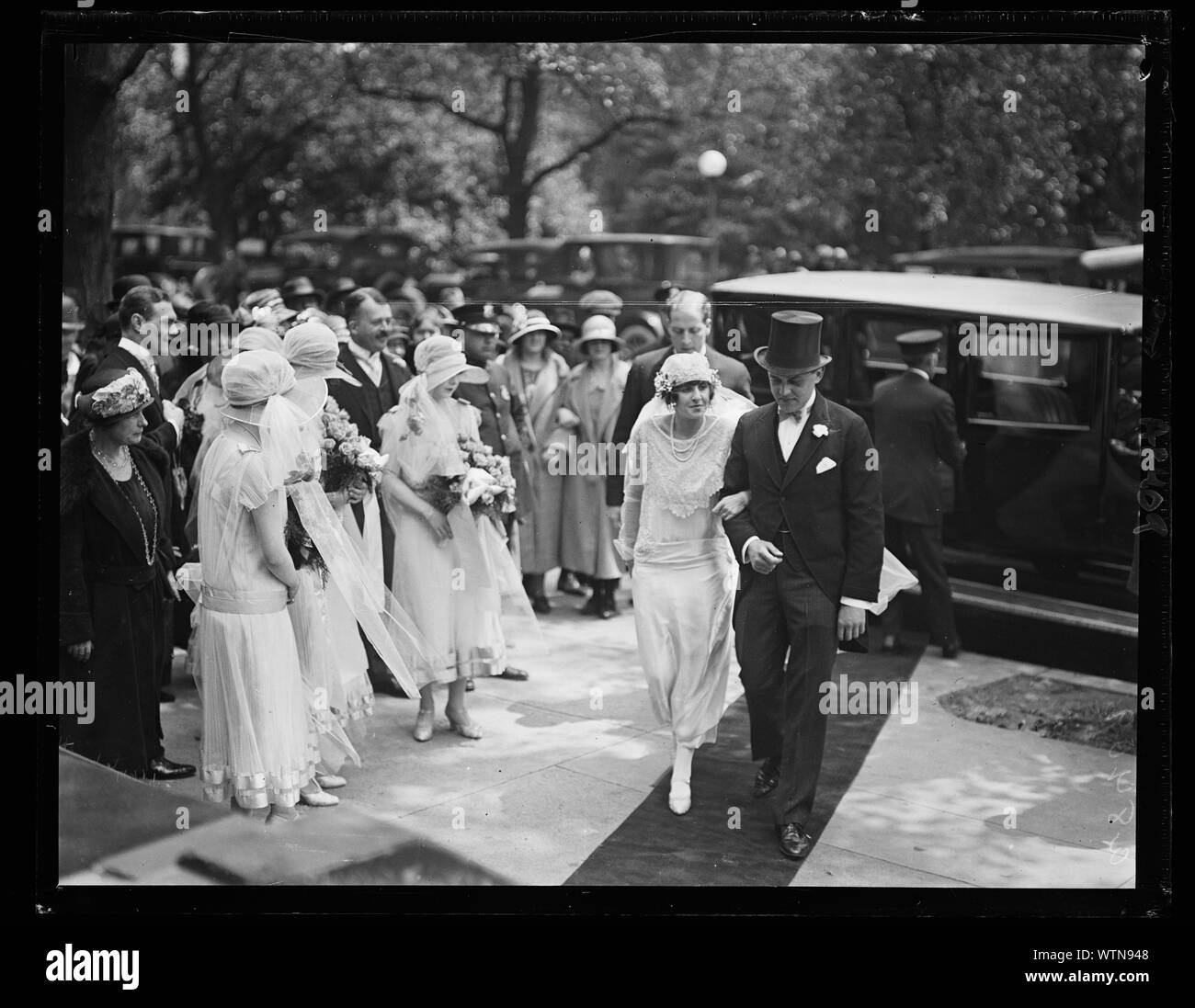 Herr und Frau [...] wman Carter nach St. Matthews Kirche in Washington verheiratet zu sein, 17. Frau Carter ist die Tochter von Herrn und Frau Warwick Montgomery und eine Nichte des verstorbenen Oberrichter Weiß der Oberste Gerichtshof Stockfoto