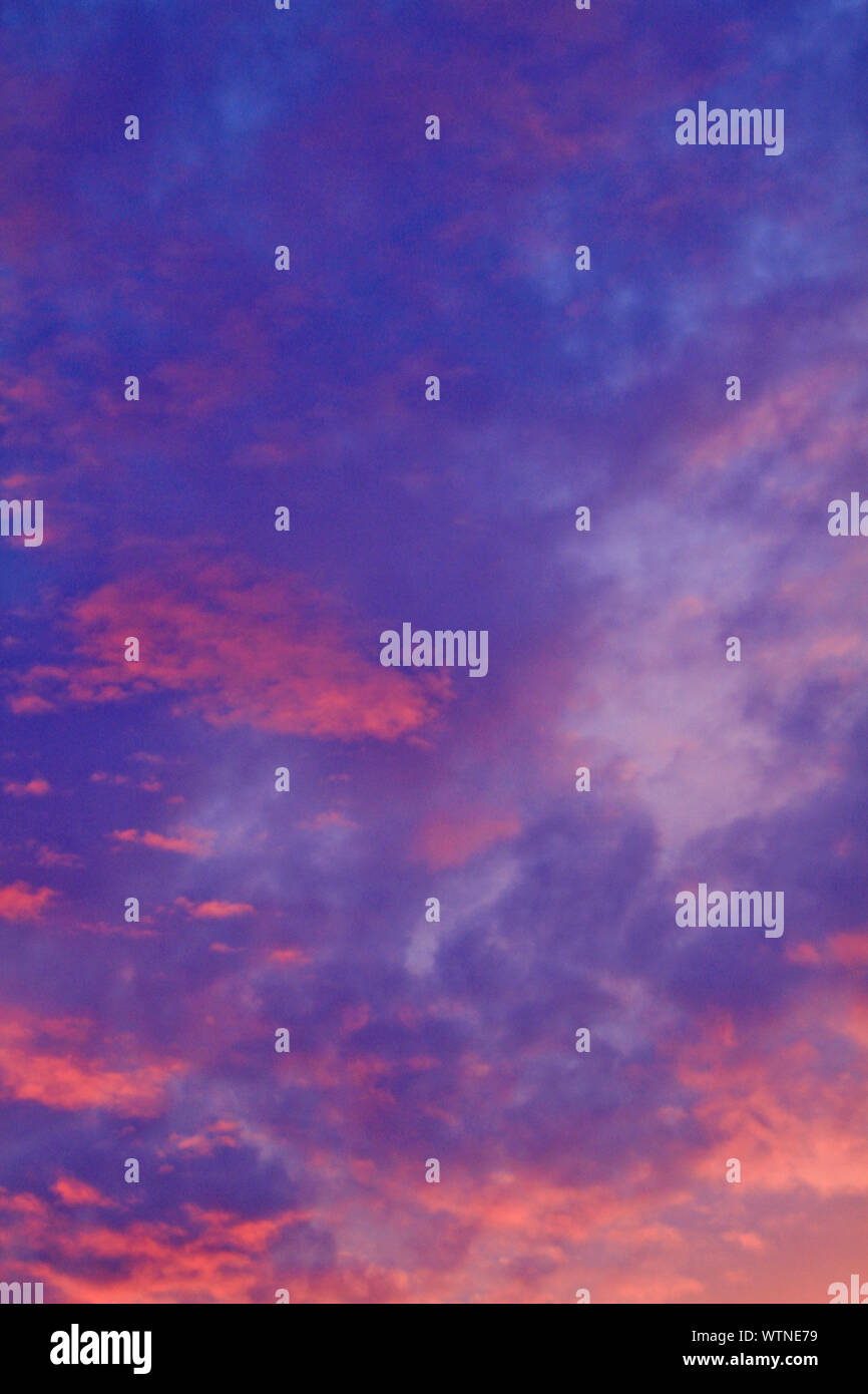 Blau Rot Himmel am Abend Stockfoto