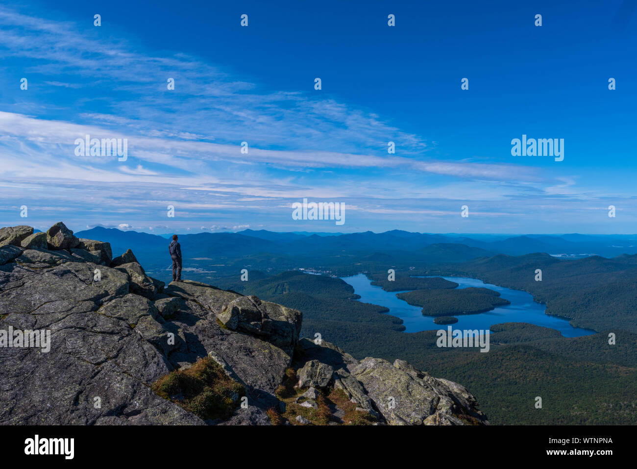 Auf dem Gipfel des Whiteface Mountain genießen Sie das atemberaubende Panorama mit Blick auf Lake Placid Stockfoto